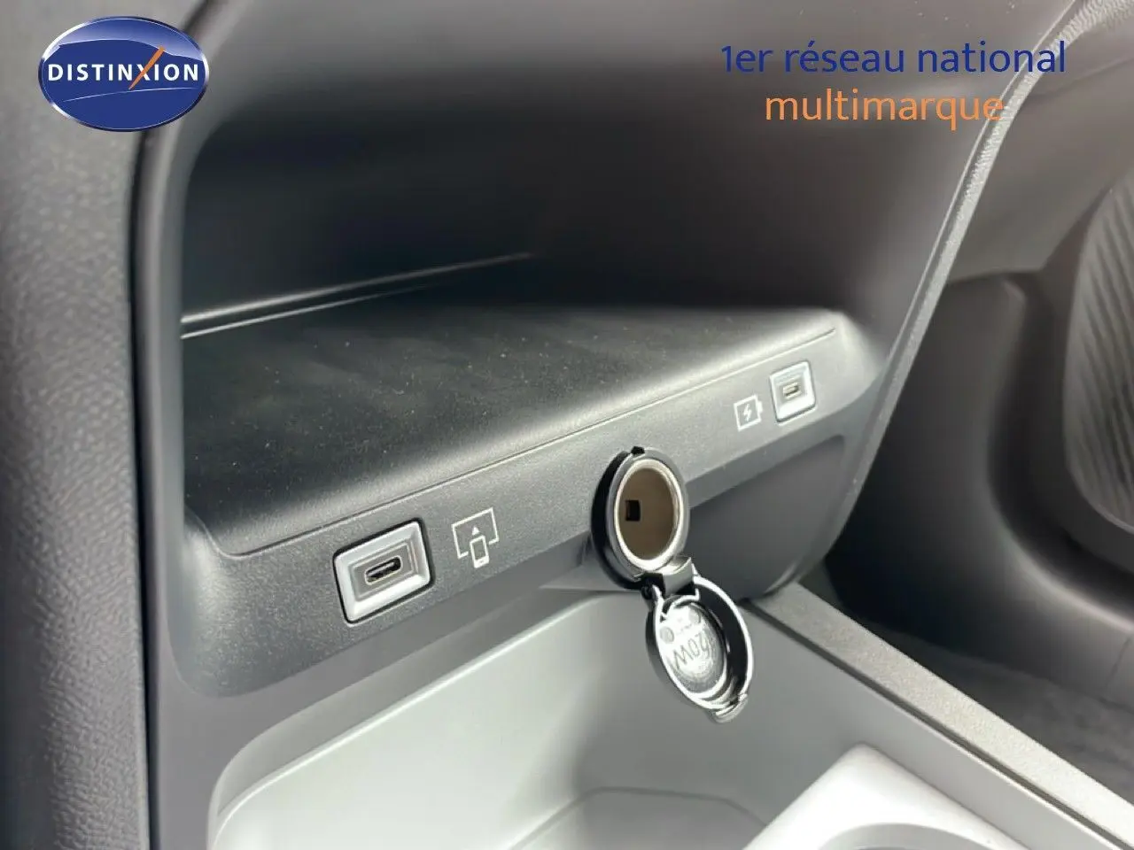 Prise USB et allume-cigare ouverts sur la console centrale d’un Citroën C5 Aircross noir perle métal, vue intérieure côté passager.