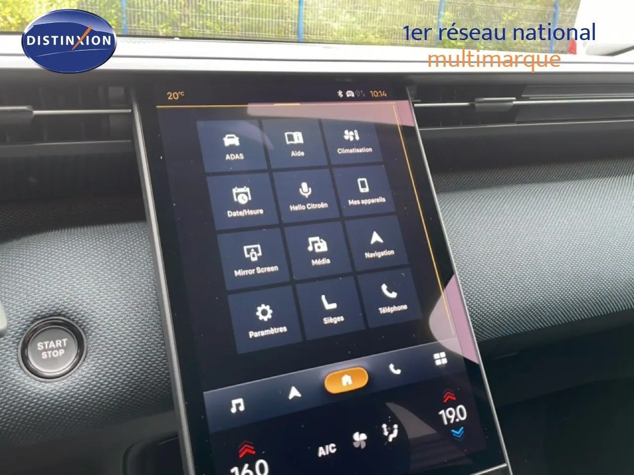 Écran tactile central en position verticale dans l’habitacle noir du Citroën C5 Aircross 2026, avec bouton Start/Stop visible.