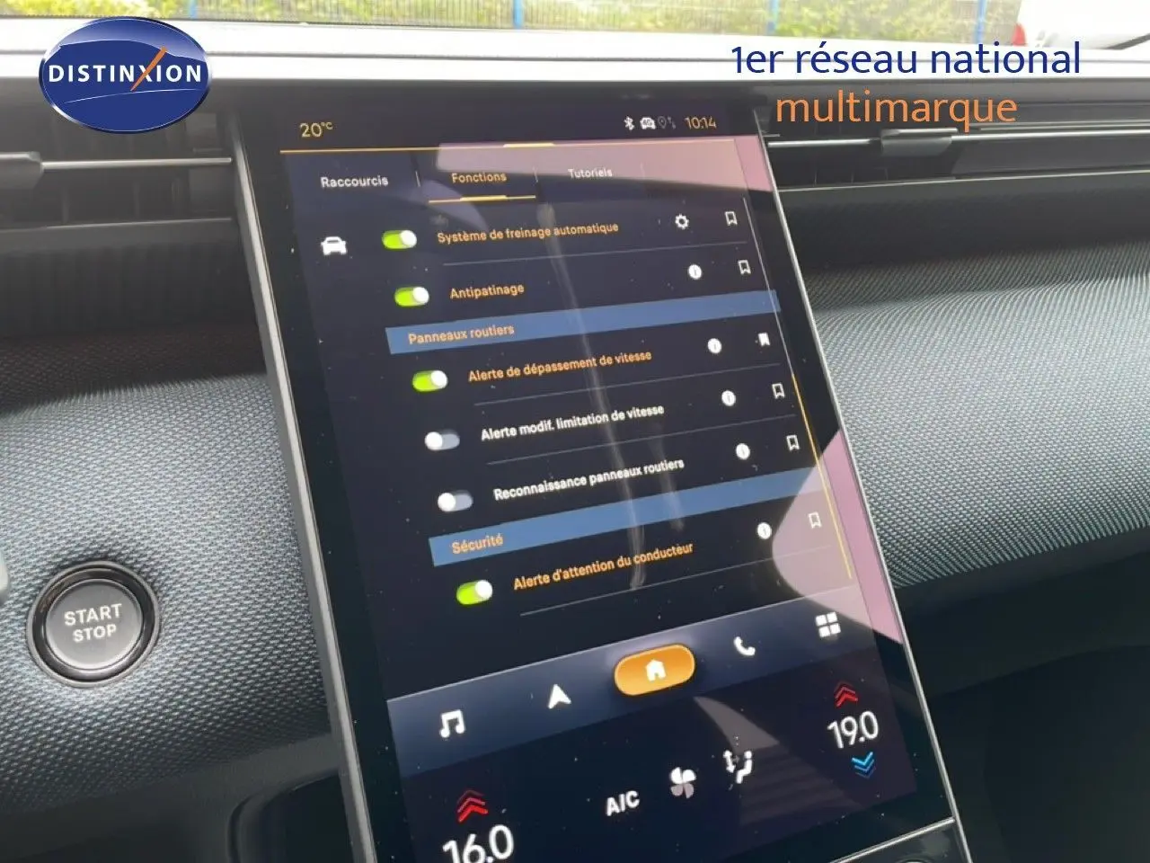 Gros plan sur l’écran tactile central du Citroën C5 Aircross noir perle métal 2026, affichant les réglages d’aides à la conduite.