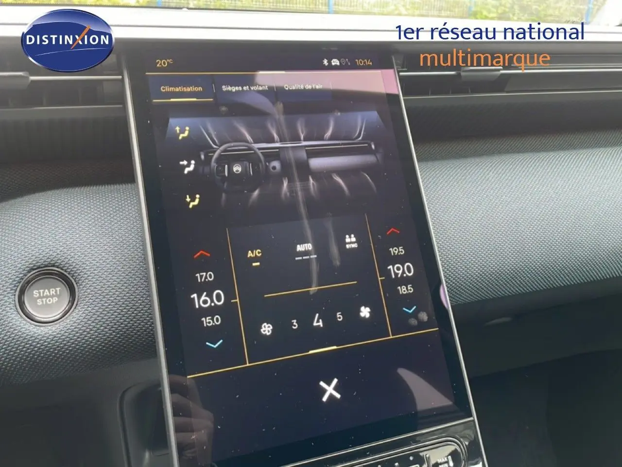 Vue rapprochée de l’écran tactile central du tableau de bord du Citroën C5 Aircross noir perle 2026 affichant la climatisation.