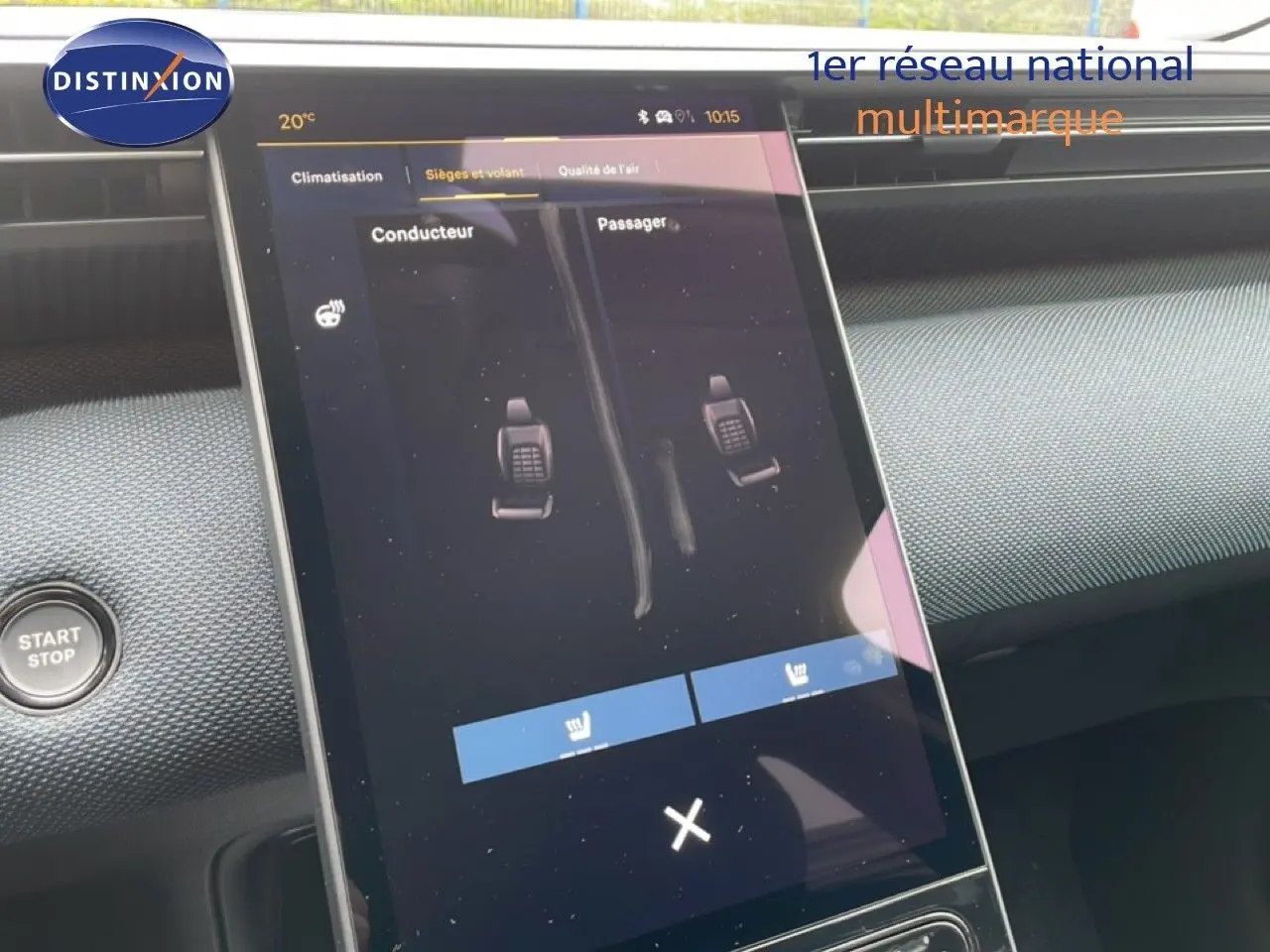 Écran tactile vertical intérieur du Citroën C5 Aircross noir perle métal, affichant les réglages des sièges chauffants.