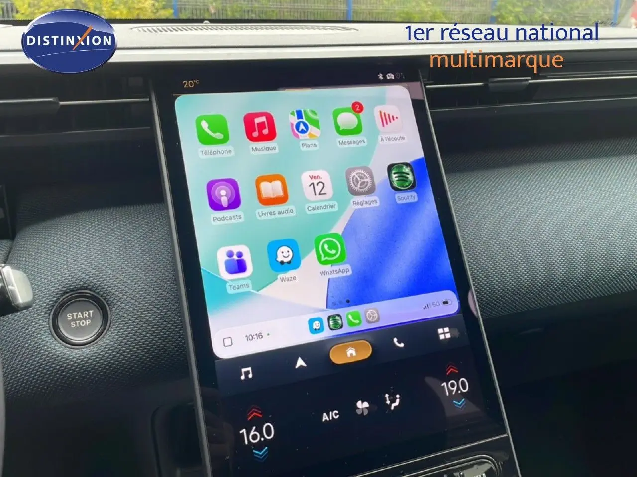 Vue rapprochée de l’écran tactile central du Citroën C5 Aircross noir perle métal, affichant les applications connectées.