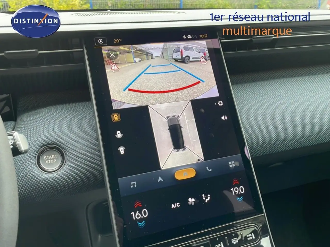 Écran tactile central affichant la caméra de recul et vue 360° dans l’habitacle d’une Citroën C5 Aircross noir perle.