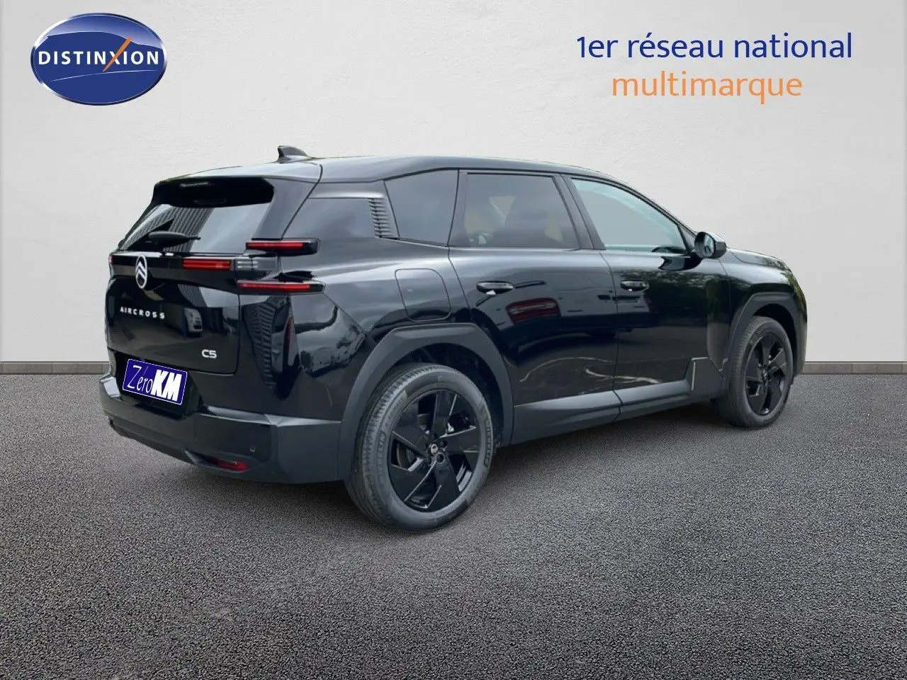 Vue 3/4 arrière droite d'un Citroën C5 Aircross noir perle métal avec jantes noires et feux arrière LED distinctifs.