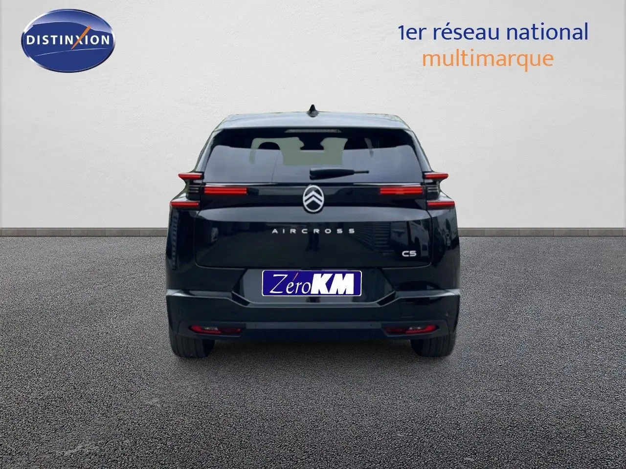 Vue arrière du Citroën C5 Aircross noir perle métal, soulignant ses feux horizontaux et son logo central lumineux.