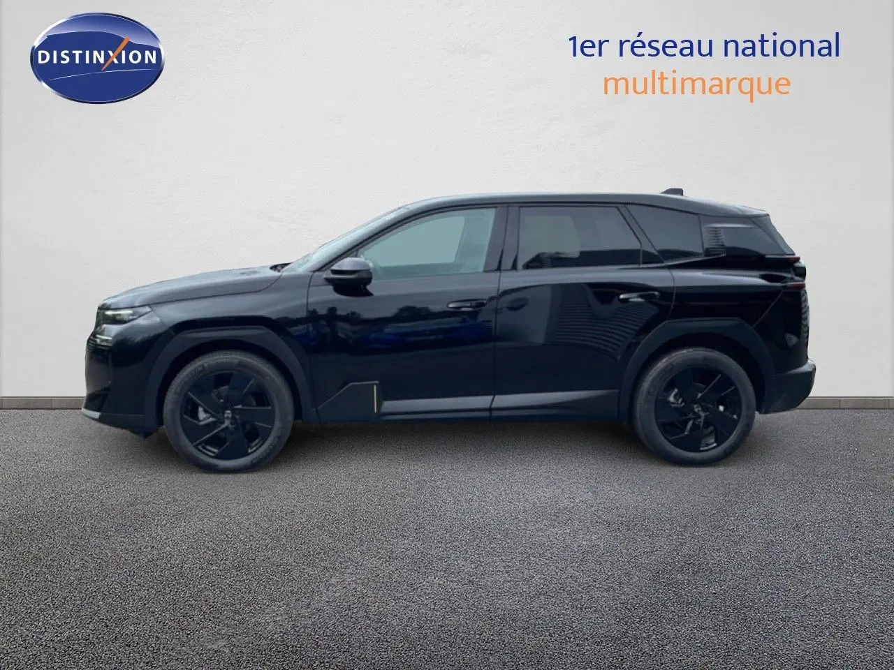 Vue de profil côté gauche d'un Citroën C5 Aircross 2026 noir perle métal avec jantes noires et vitres teintées.