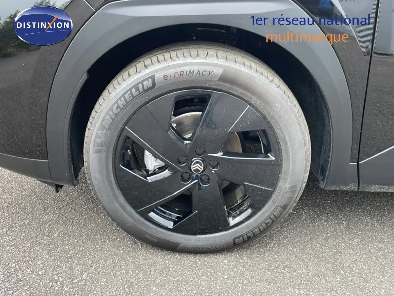 Gros plan sur la roue avant gauche noire perle métal du Citroën C5 Aircross 2026 avec jante noire brillante et logo Citroën.
