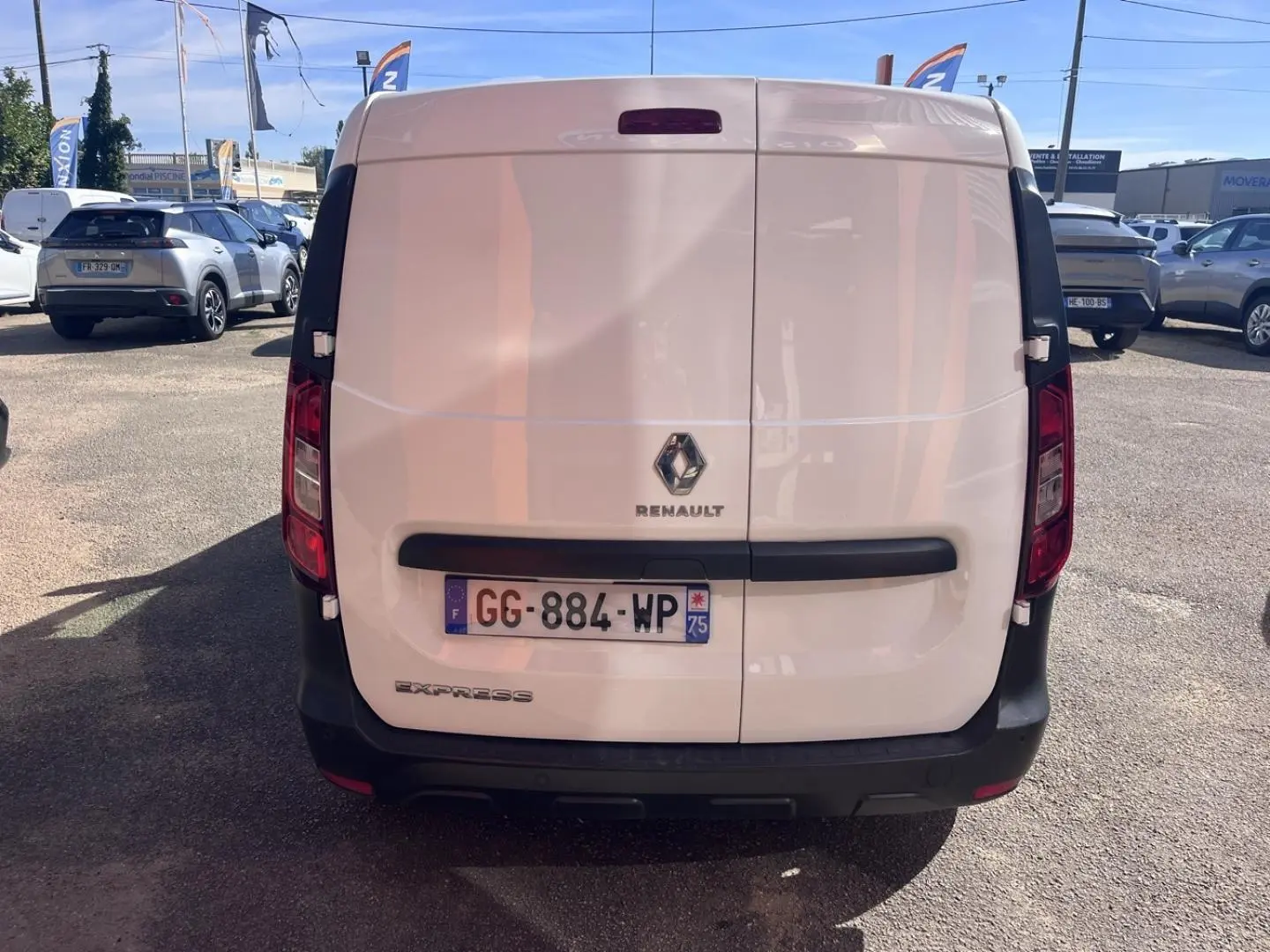 Vue arrière du Renault Express Van blanc Glacier 2022 avec porte arrière double et logo Renault visible.