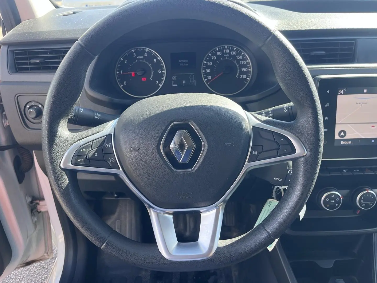 Vue intérieure centrée sur le volant noir du Renault Express Van 2022 avec tableau de bord et écran tactile visible.