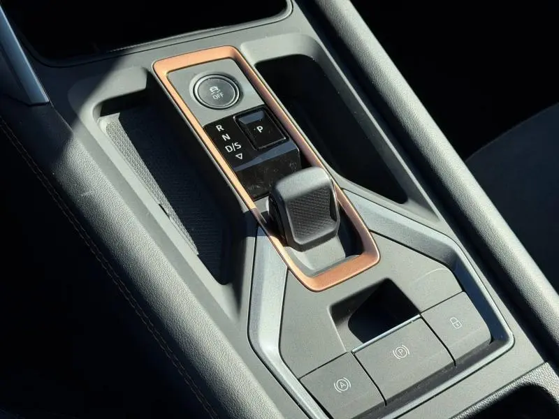 Gros plan sur la console centrale du CUPRA Formentor 2025, avec levier de vitesse électronique et cadre cuivre.