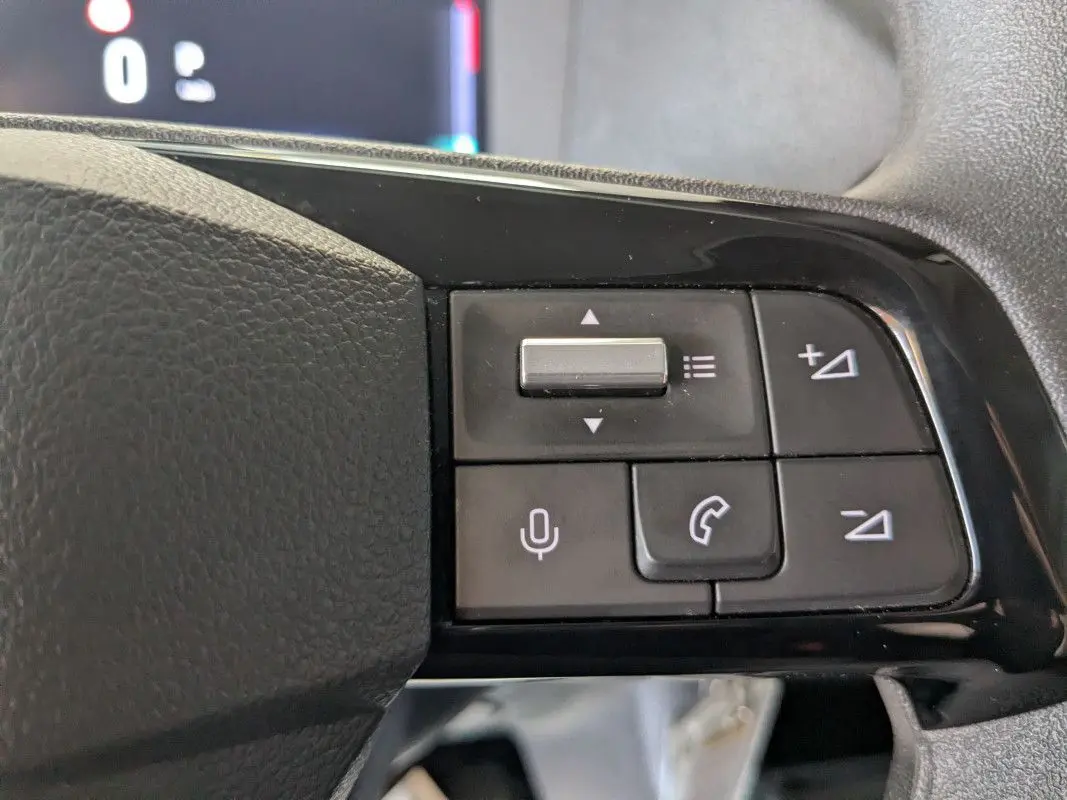 Gros plan sur les commandes multifonctions au volant du Fiat Scudo Fourgon blanc, boutons de volume et appel téléphonique visibles.