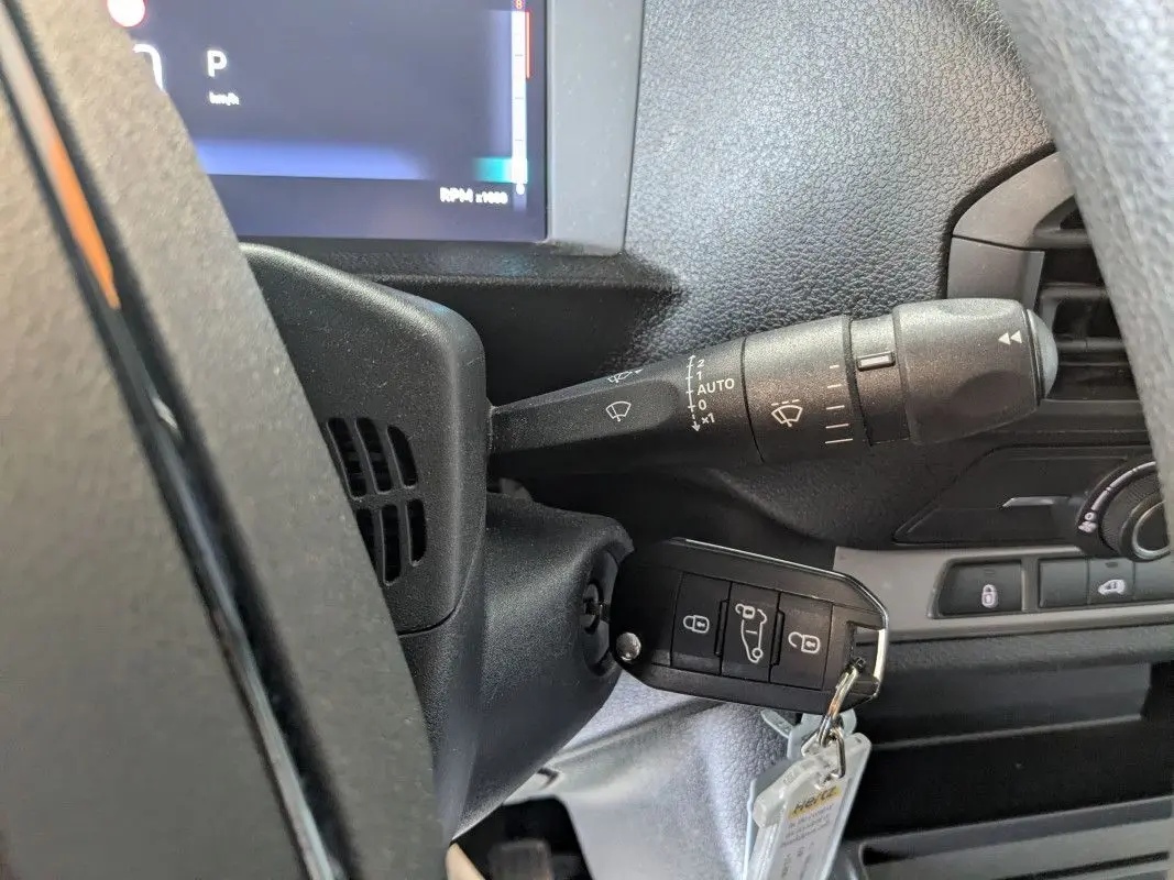 Gros plan sur le contacteur et la commande d’essuie-glace du tableau de bord intérieur du Fiat Scudo Fourgon blanc.
