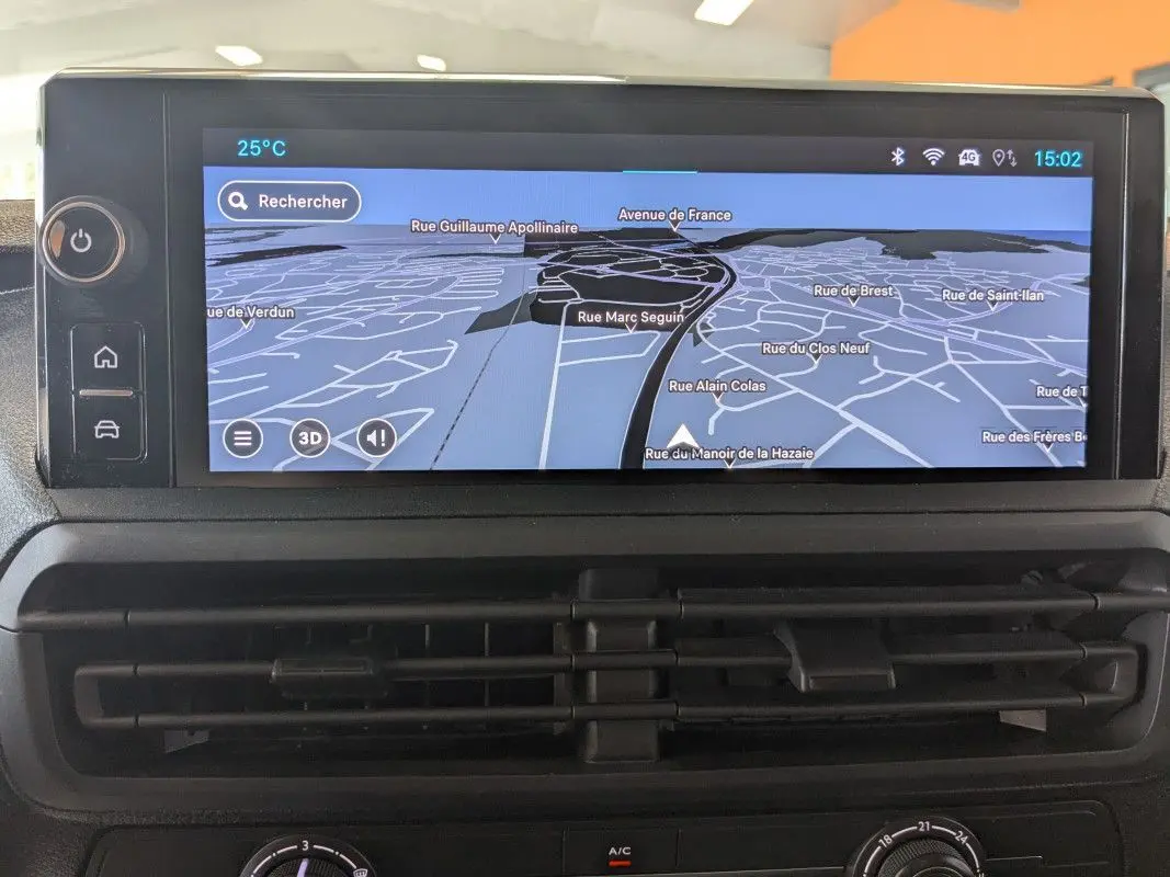Écran tactile couleur HD de navigation 10 pouces affichant une carte 3D dans l'habitacle du Fiat Scudo Fourgon blanc.