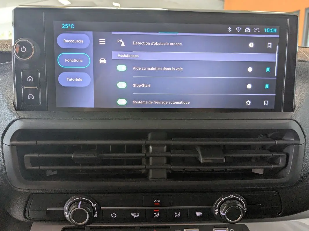 Vue rapprochée de l’écran tactile HD 10 pouces du tableau de bord du Fiat Scudo Fourgon blanc, affichant les assistances à la conduite.
