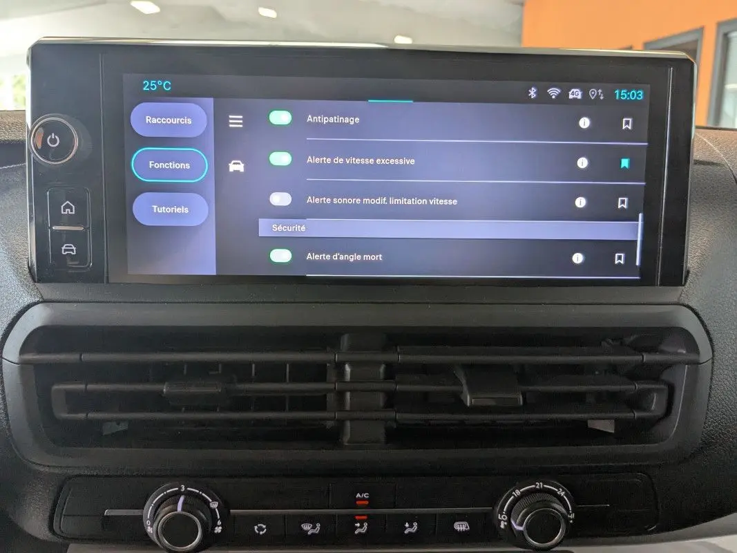 Écran tactile HD 10 pouces du tableau de bord du Fiat Scudo Fourgon XL 180 EAT8, affichant les réglages de sécurité.