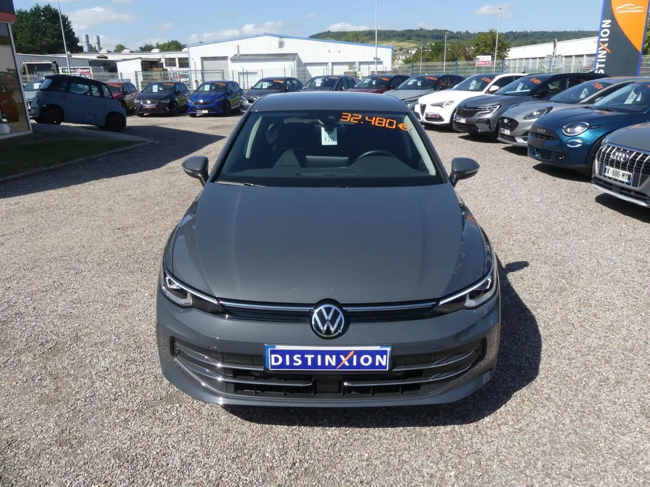 Volkswagen Golf Style 2024 gris métallisé vue de face avec logo VW et prix affiché sur pare-brise