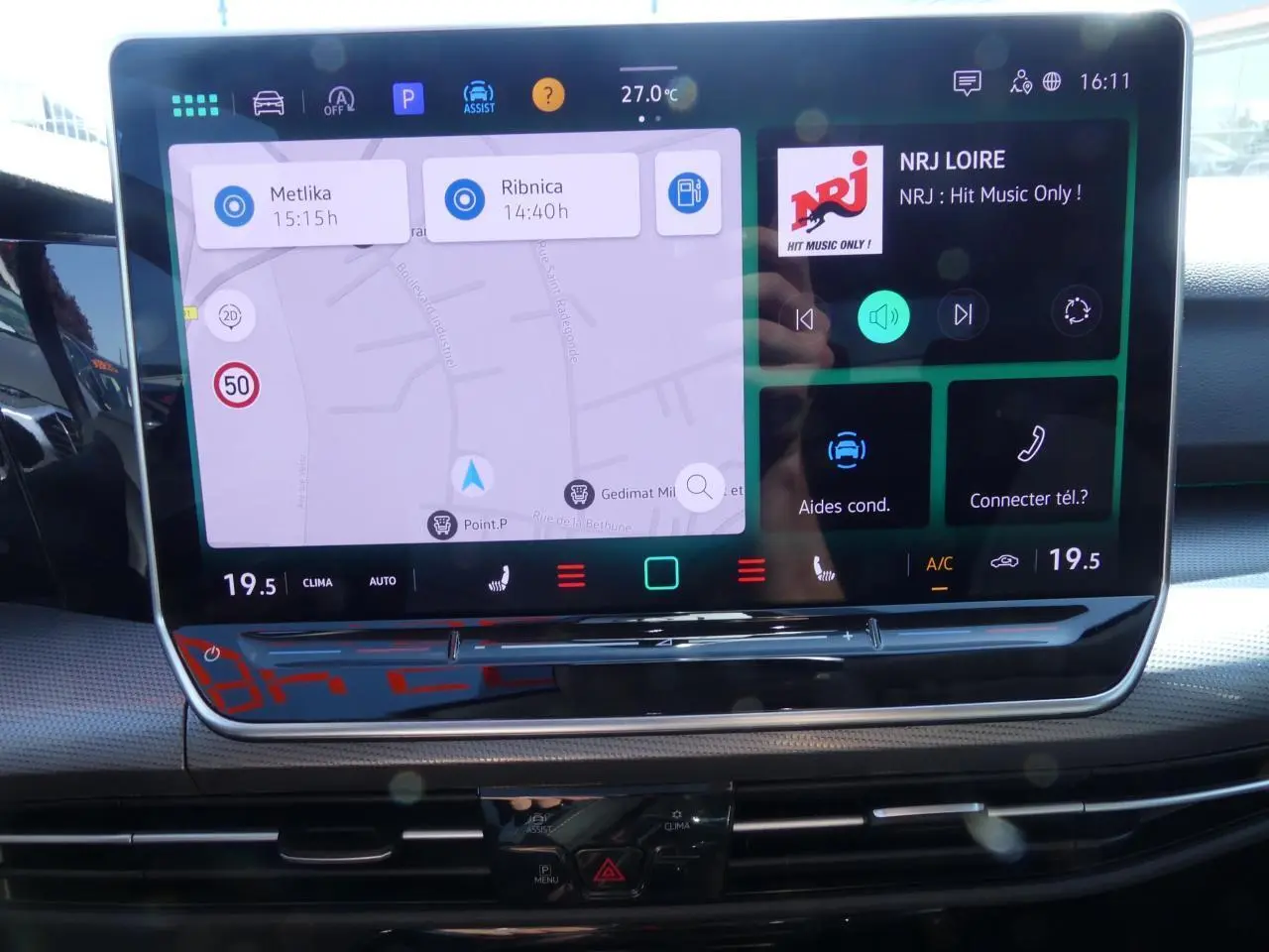 Écran tactile central du tableau de bord de la Volkswagen Golf VIII Style 2024, affichant navigation et radio.