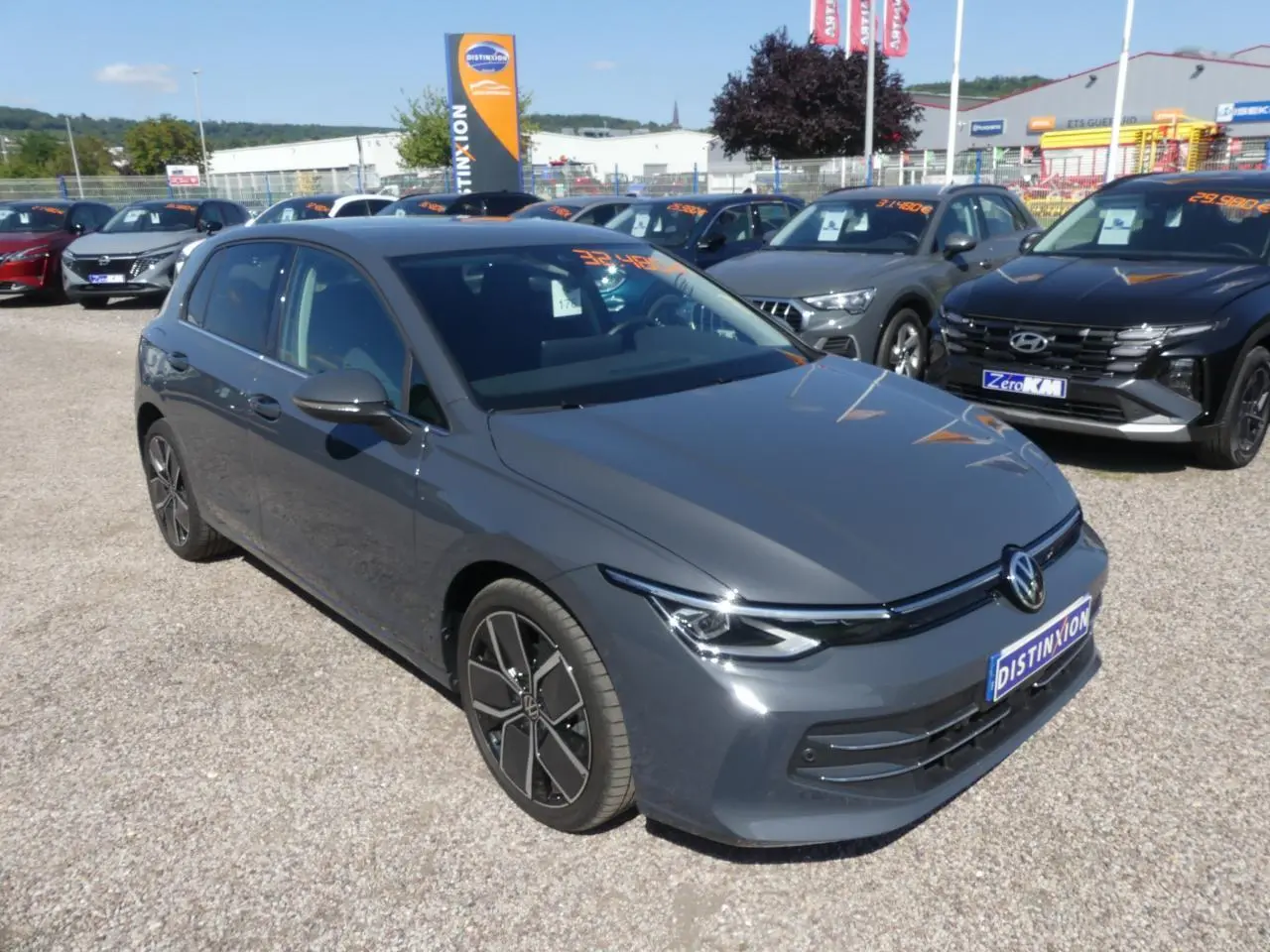 Volkswagen Golf Style gris métallisé vue 3/4 avant avec jantes alliage 18 pouces Leeds sur parking.