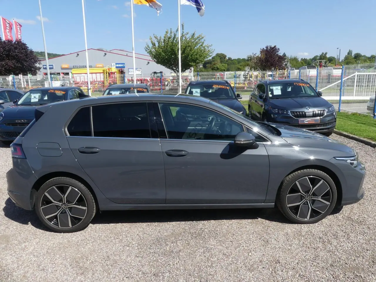 Profil côté gauche d'une Volkswagen Golf 1.5 eTSI Style 2024 gris métallisé avec jantes alliage 18 pouces Leeds.