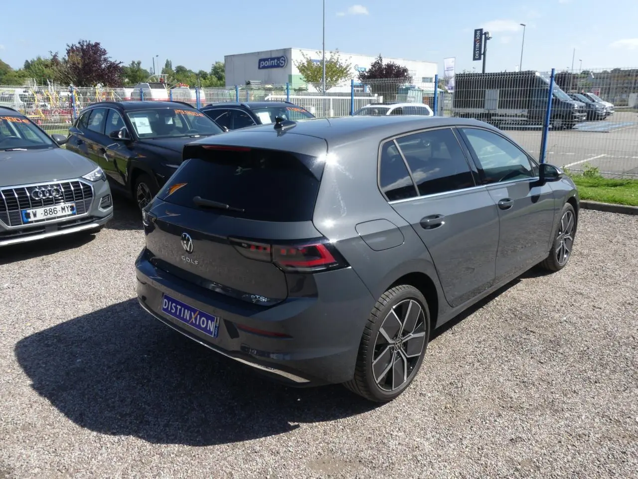Volkswagen Golf 1.5 eTSI grise métallisée vue 3/4 arrière droit avec jantes alliage 18 pouces Leeds et vitres surteintées.