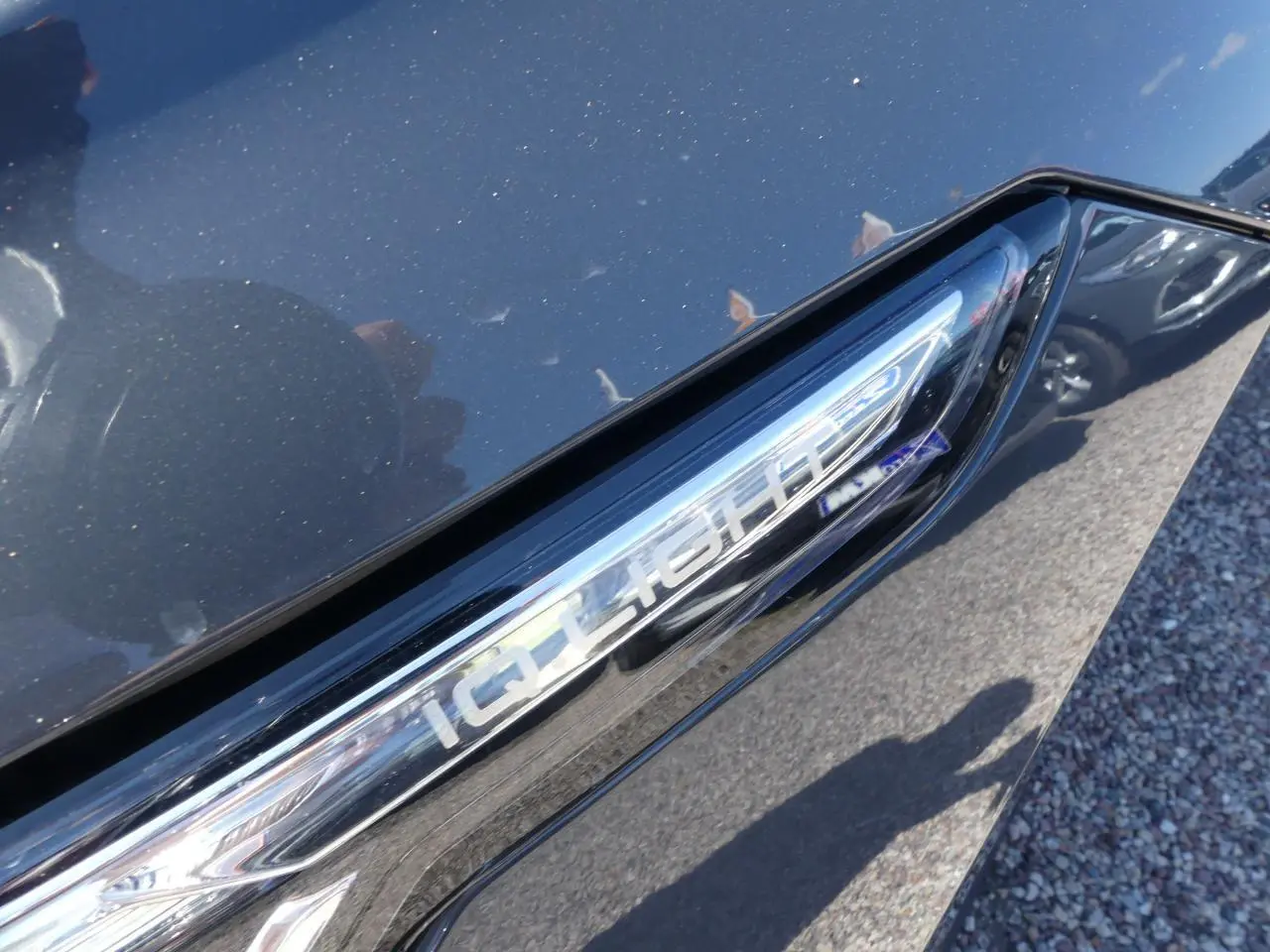 Gros plan sur le projecteur IQ.Light avant droit d'une Volkswagen Golf Style gris métallisé 2024.