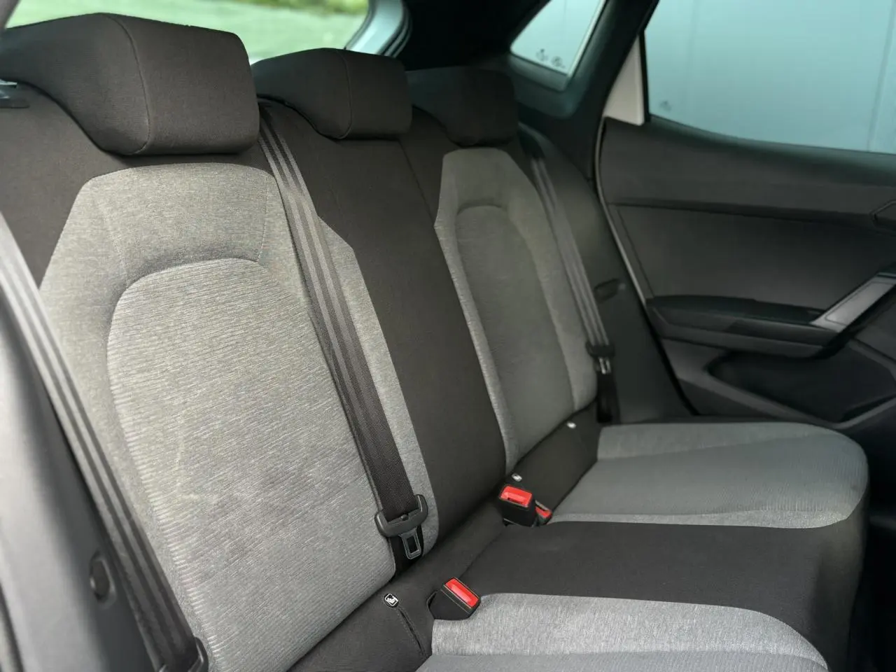 Vue latérale droite des sièges arrière gris et noirs de la SEAT Ibiza TSI 115 Xcellence 2025.