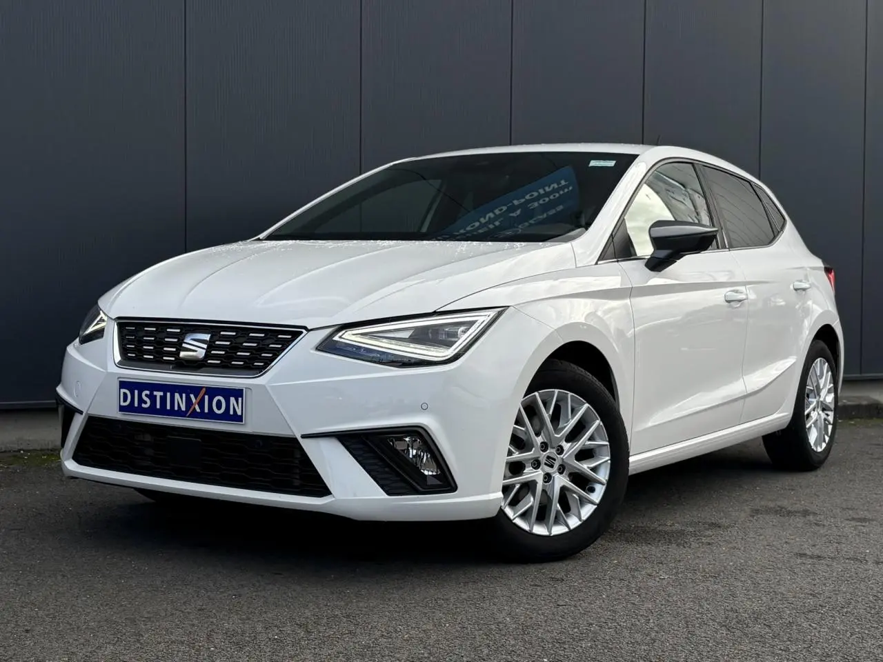 SEAT Ibiza TSI 115 Xcellence blanc vue 3/4 avant avec jantes alliage et feux LED triangulaires.