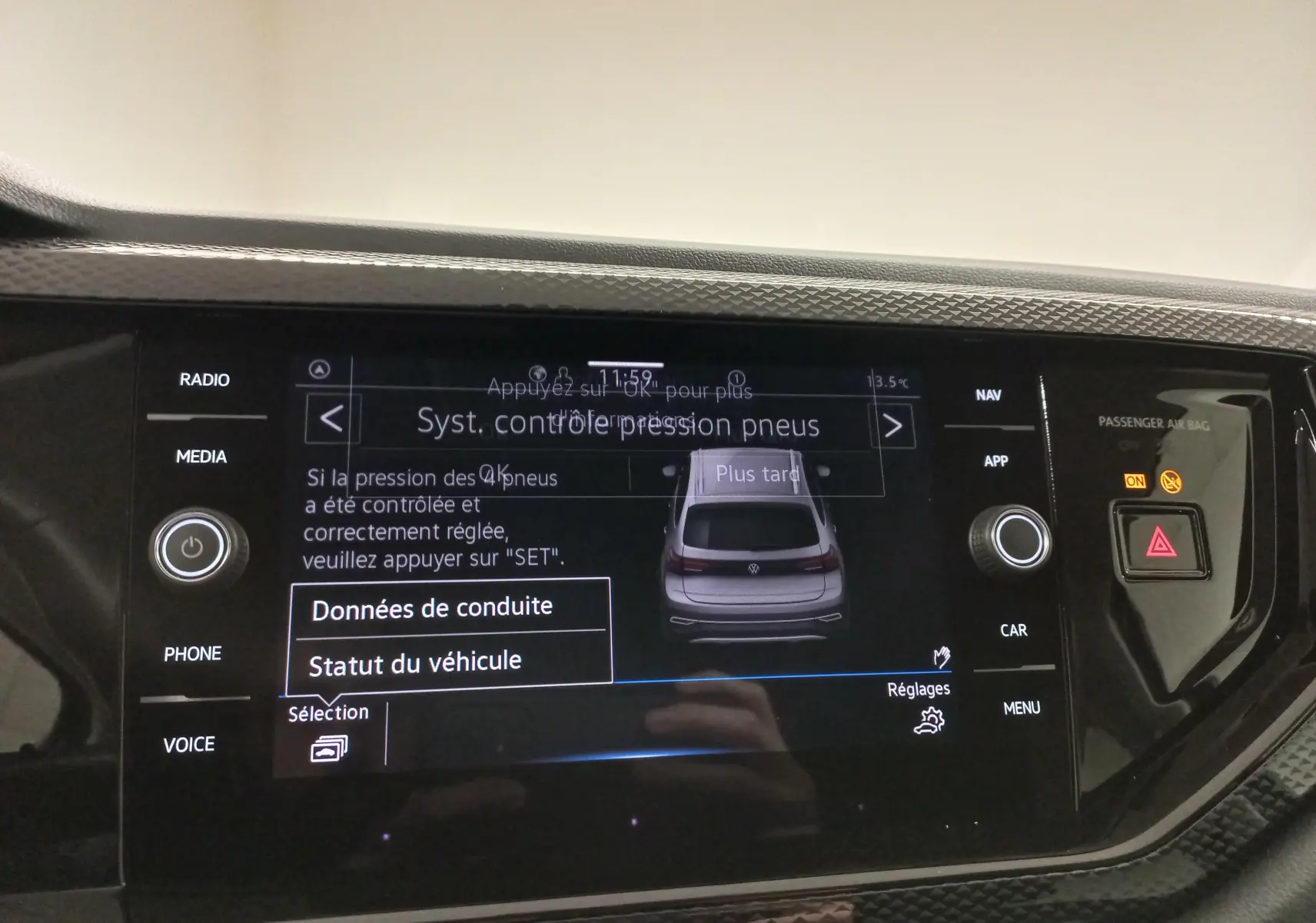 Écran tactile central du Volkswagen Taigo 2025 affichant le système de contrôle de pression des pneus, avec commandes autour.