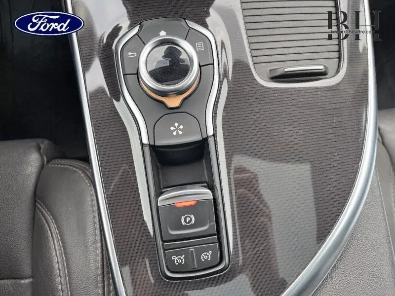 Gros plan sur la console centrale en finition brun foncé avec commandes de boîte automatique et frein électronique du Renault Espace gris Cassiopée.