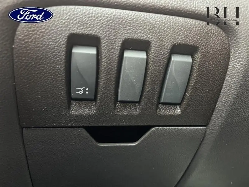 Image ne correspondant pas au véhicule Renault Espace 2017, montrant des boutons de réglage sur un panneau intérieur noir.