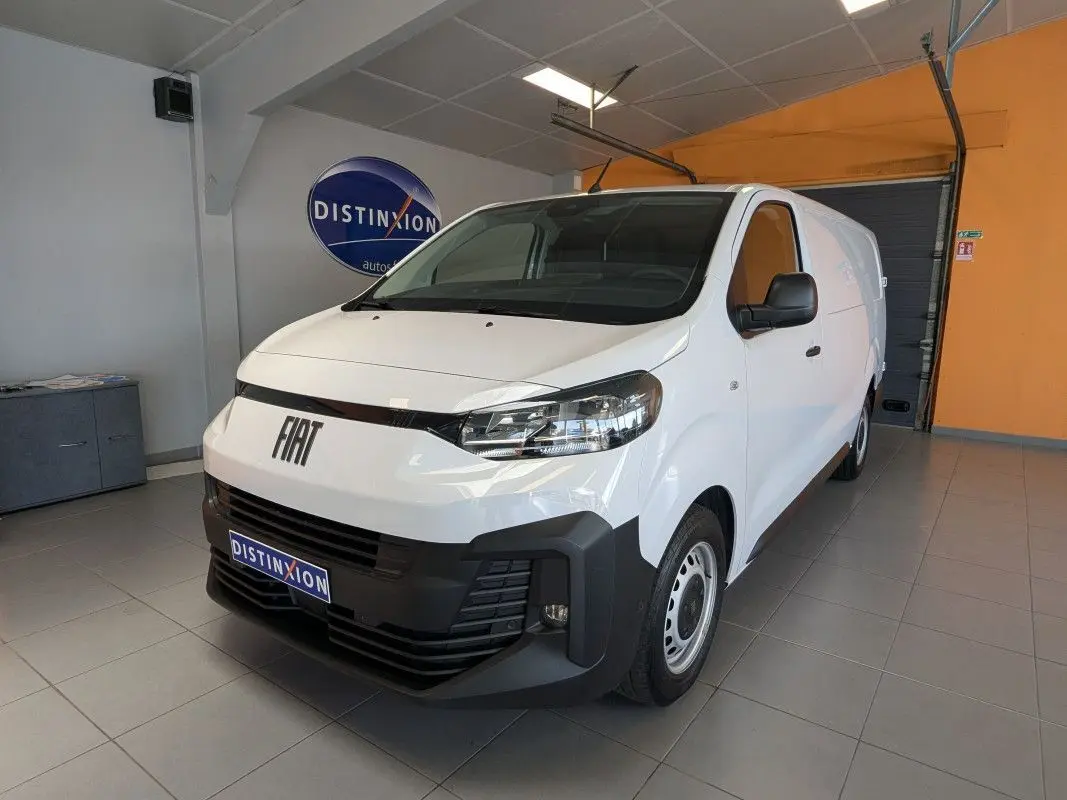 Fourgon FIAT Scudo XL blanc vu en 3/4 avant droit, avec pare-chocs noir et jantes tôles grises de 17 pouces.