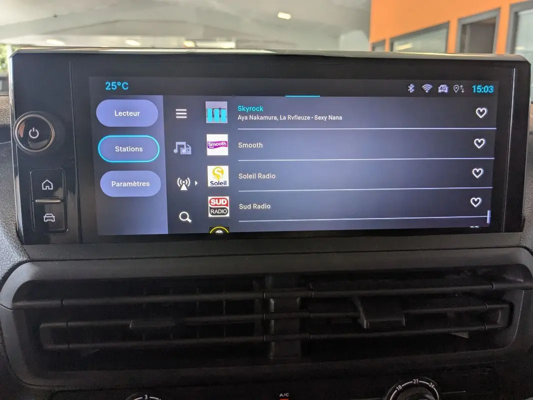 Écran tactile couleur HD de 10 pouces du FIAT Scudo Fourgon XL 145 EAT8 affichant les stations radio.