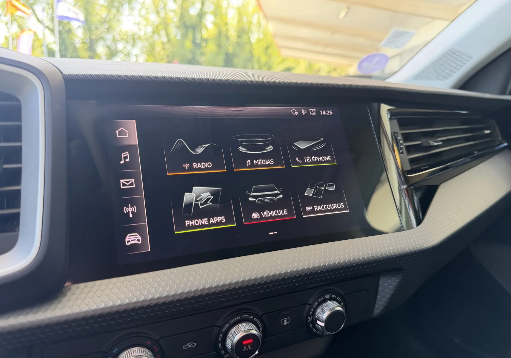 Vue rapprochée de l’écran tactile central de l’Audi A1 Sportback 2020 avec interface multimédia et commandes climatisation.