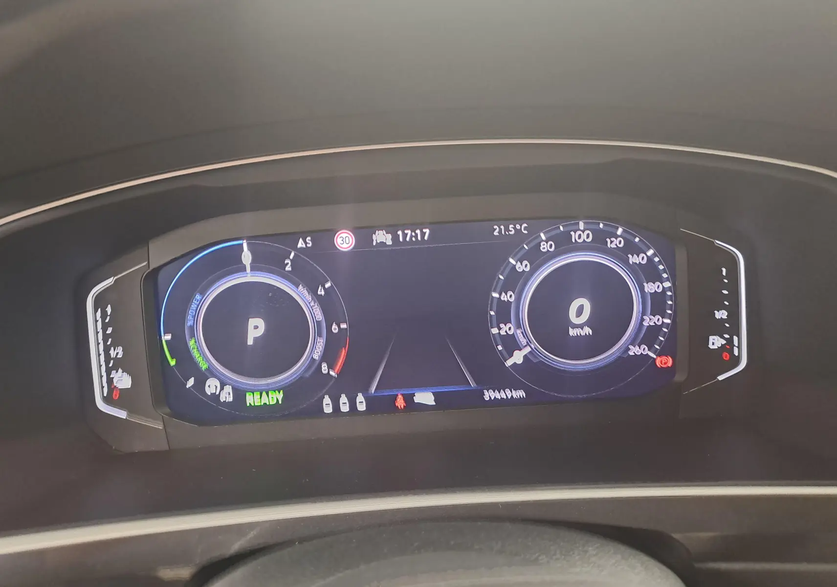 Tableau de bord numérique du Volkswagen Tiguan 1.4 eHybrid 2023 affichant vitesse, mode prêt et température intérieure.