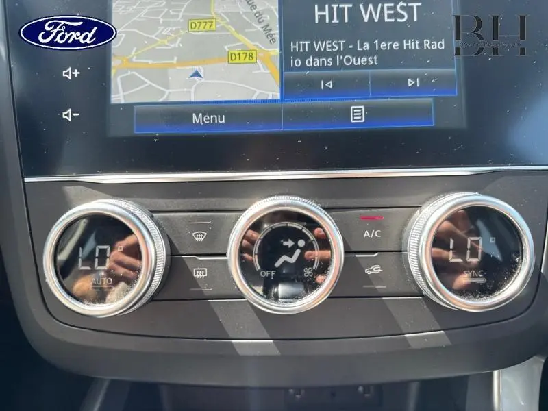 Gros plan sur la console centrale du Renault Kadjar 2019, montrant les commandes de climatisation et l'écran tactile GPS.