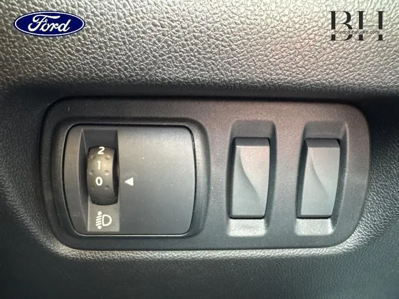 Gros plan sur les commandes d'éclairage et réglages intérieurs du tableau de bord du Renault Kadjar noir étoilé.