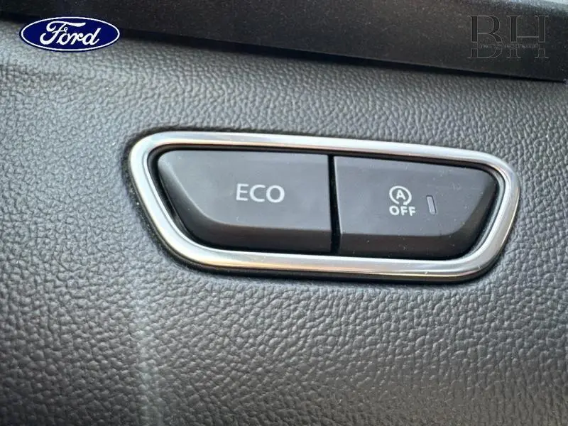 Boutons ECO et désactivation auto start-stop sur tableau de bord noir texturé d'une Renault Kadjar noir étoilé 2019