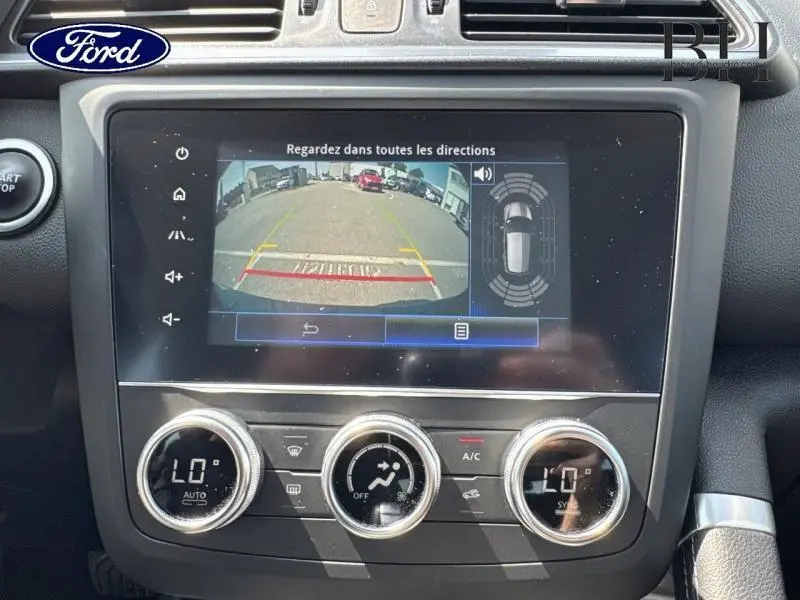Tableau de bord du Renault Kadjar noir étoilé 2019 montrant l'écran de caméra de recul et les commandes de climatisation.