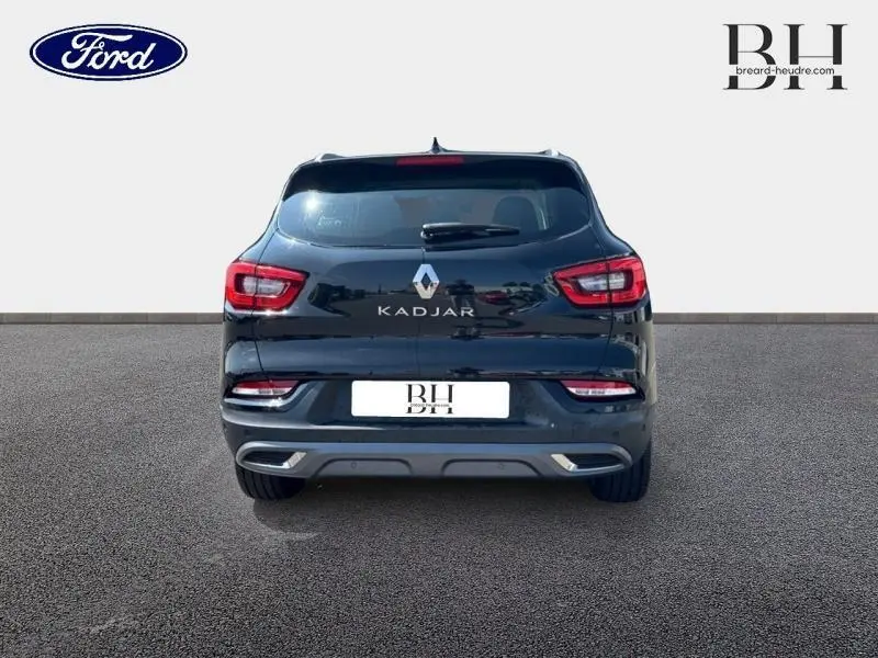 Vue arrière d'un Renault Kadjar noir étoilé avec feux LED et double sortie d'échappement intégrée au pare-chocs.