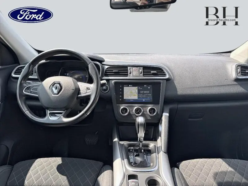 Vue intérieure du tableau de bord et volant cuir noir du Renault Kadjar 1.3 TCe 160ch avec écran tactile et boîte auto.