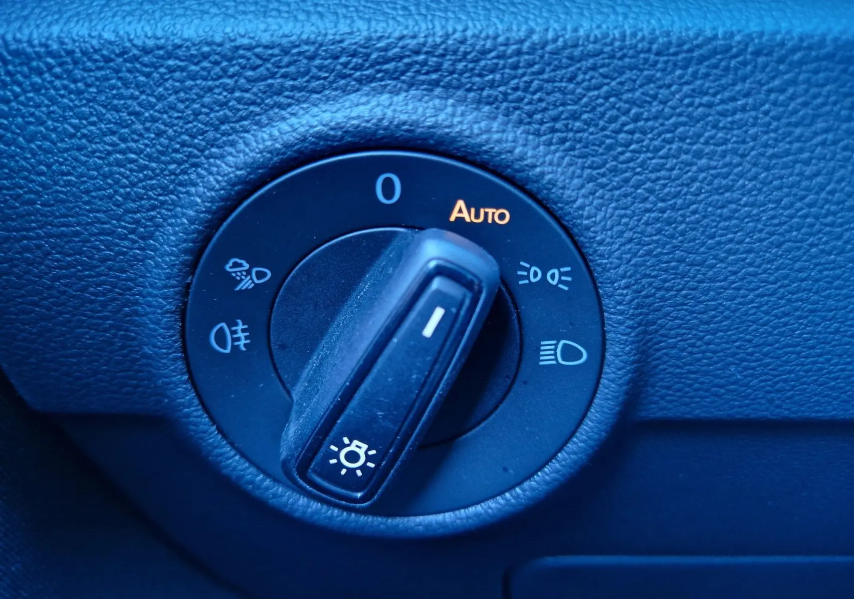 Gros plan sur le sélecteur d'éclairage intérieur du Volkswagen T-Roc gris pyrite 2023, mode automatique activé.