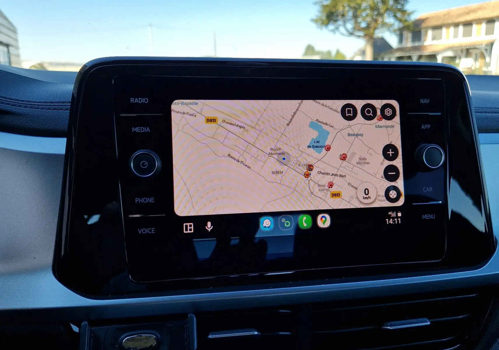 Écran tactile central du Volkswagen T-Roc gris pyrite 2023 affichant une carte GPS avec options multimédia visibles