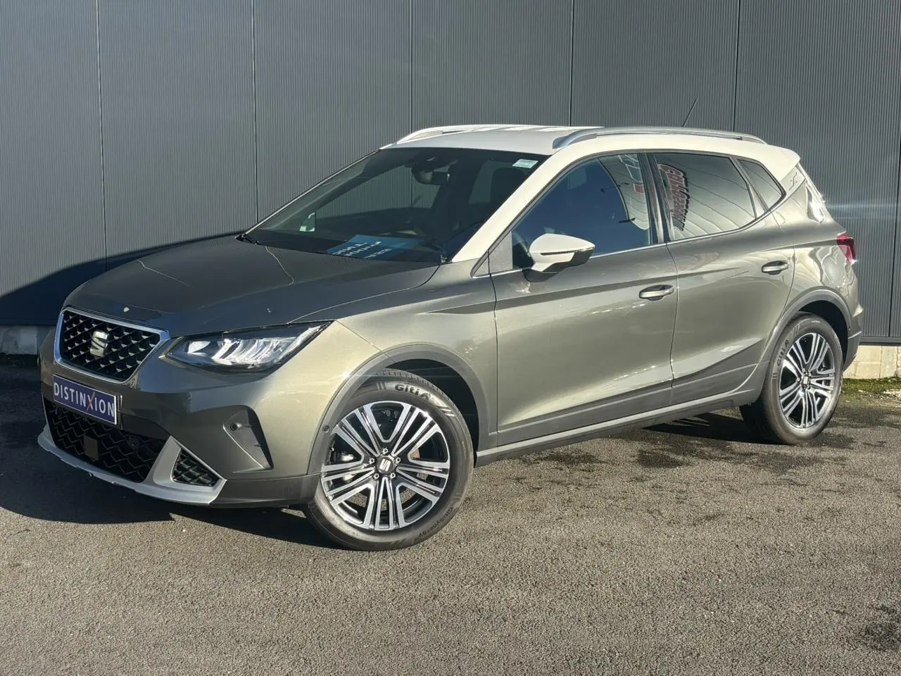 SEAT Arona TSI 115 Xpérience gris Cliff en 3/4 avant droit avec toit blanc et jantes alliage 17 pouces.