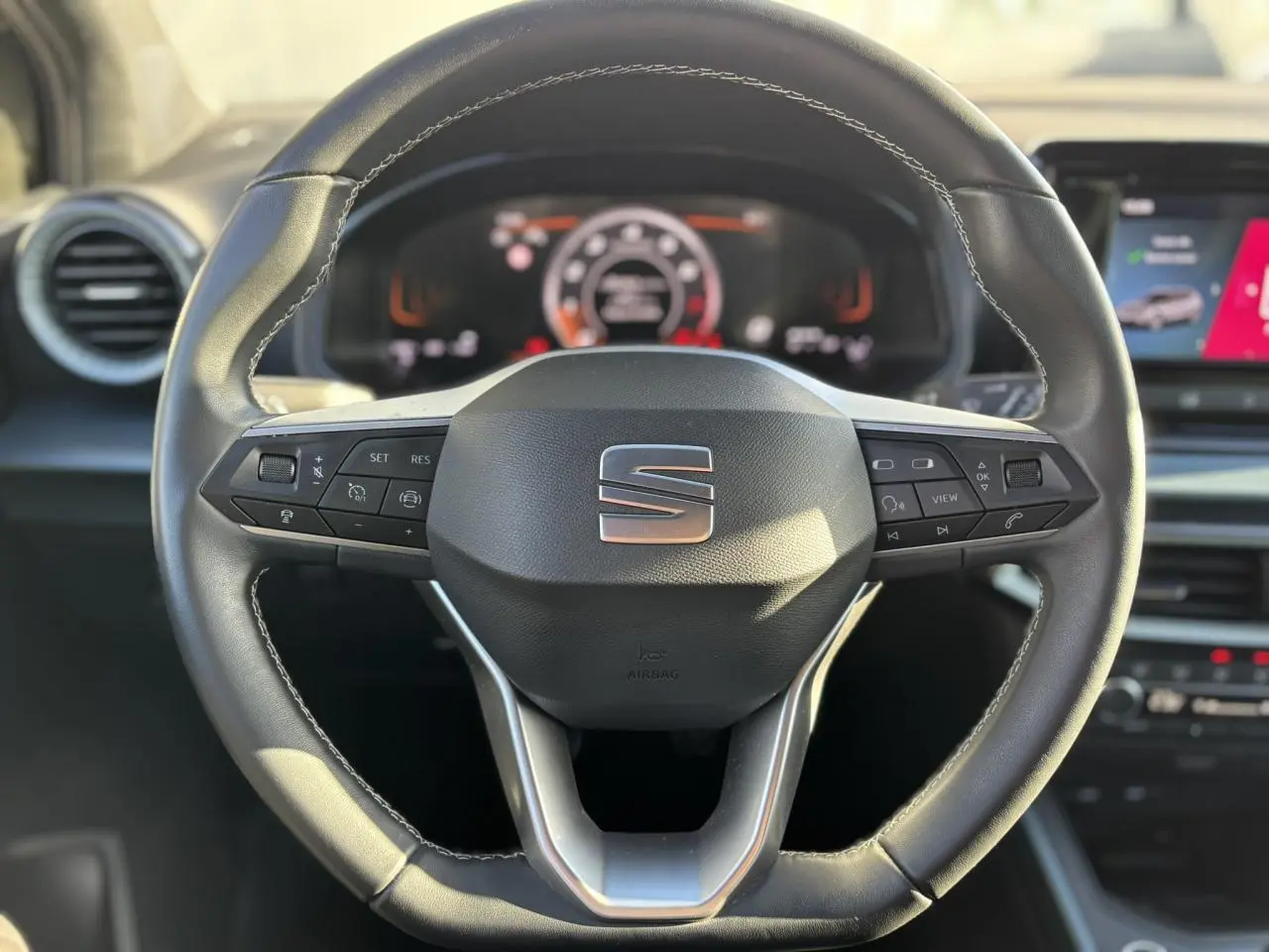 Volant sport cuir multifonction de la SEAT Arona TSI 115 Xpérience 2025, vue frontale centrée sur le logo SEAT.