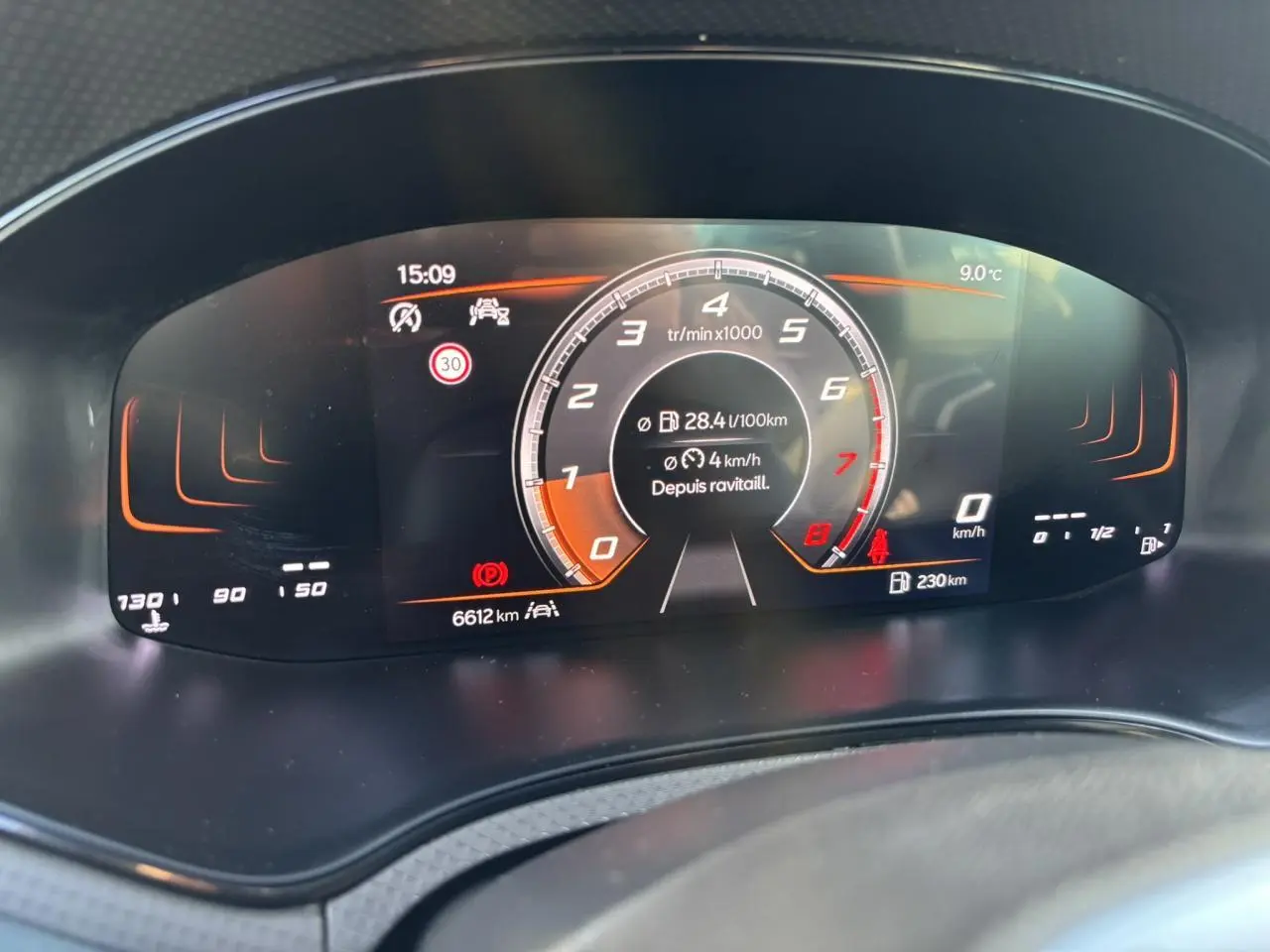 Affichage numérique du tableau de bord du SEAT Arona TSI 115 Xpérience, montrant compte-tours et informations de conduite.