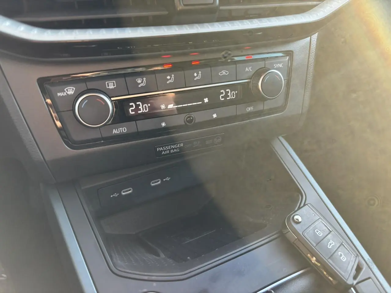 Gros plan sur la console centrale du SEAT Arona TSI 115 Xpérience 2025 montrant la climatisation automatique bi-zone et ports USB.