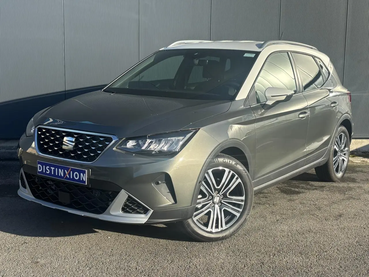 SEAT Arona TSI 115 Xpérience gris Cliff en 3/4 avant droit avec jantes alliage 17 pouces et calandre chromée.
