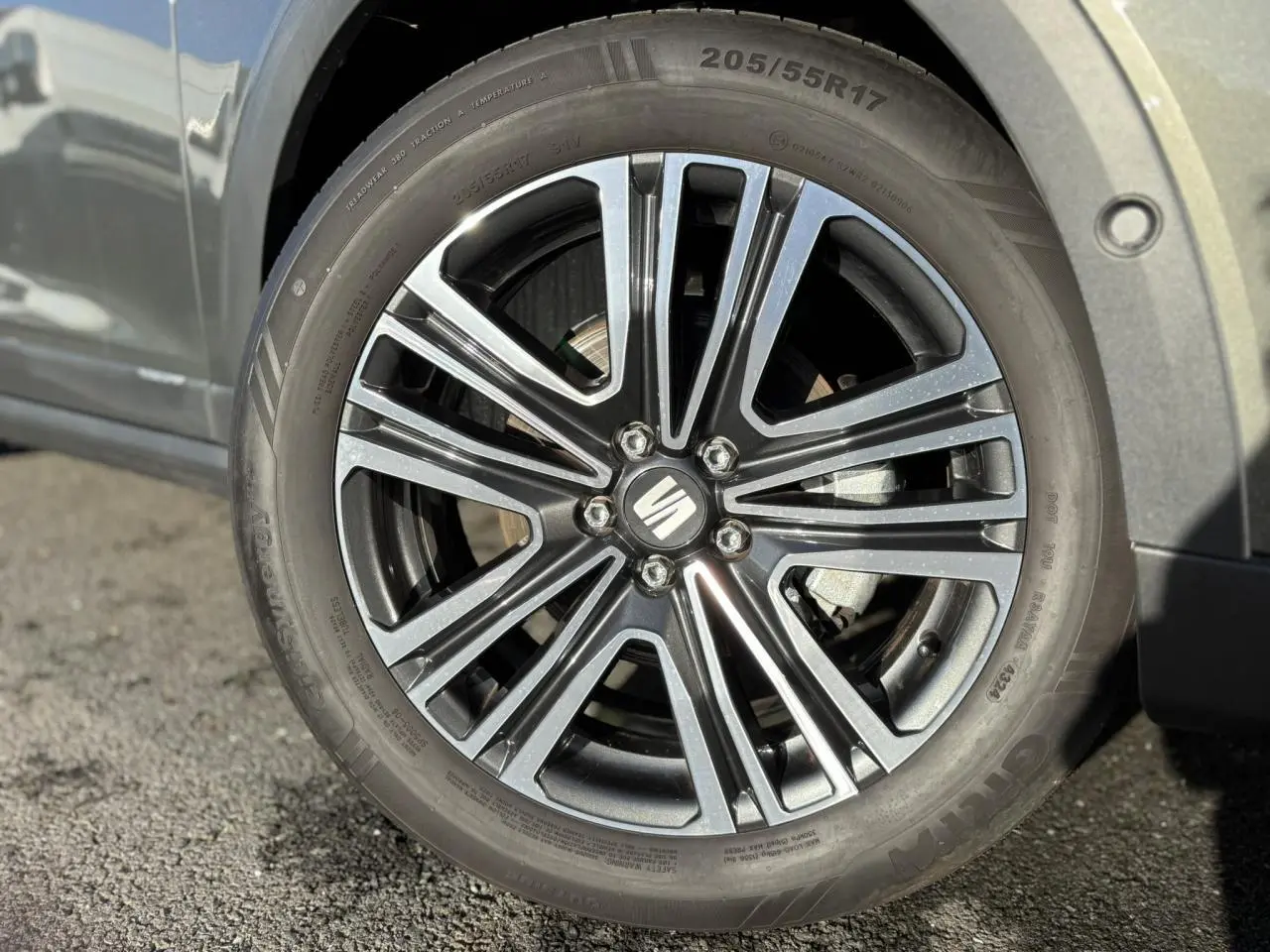 Gros plan sur la jante alliage 17'' du côté avant droit du SEAT Arona Gris Cliff 2025.