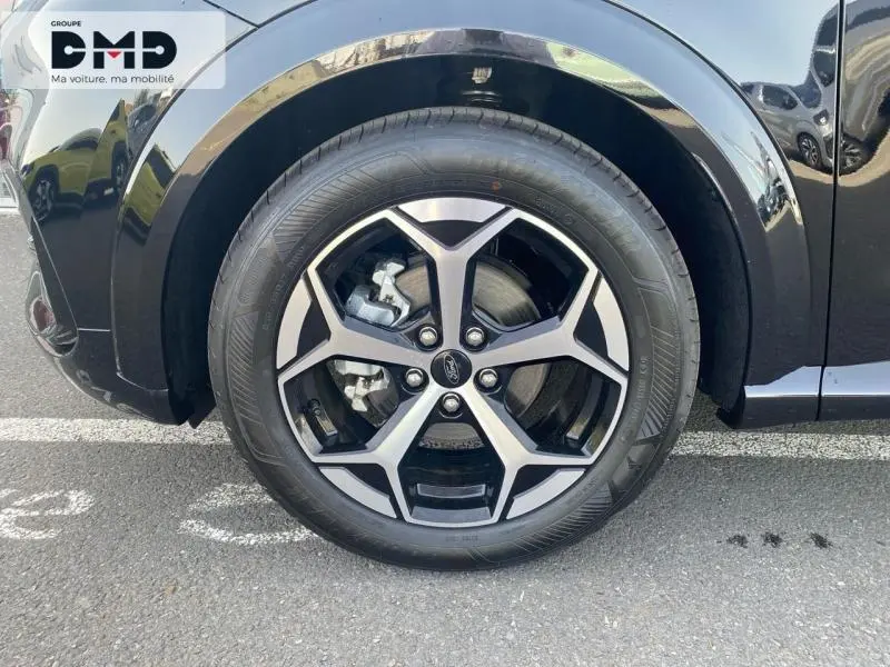 Gros plan sur la roue avant gauche du Ford Puma noir Agate Métallisée avec jante alu au design sportif.