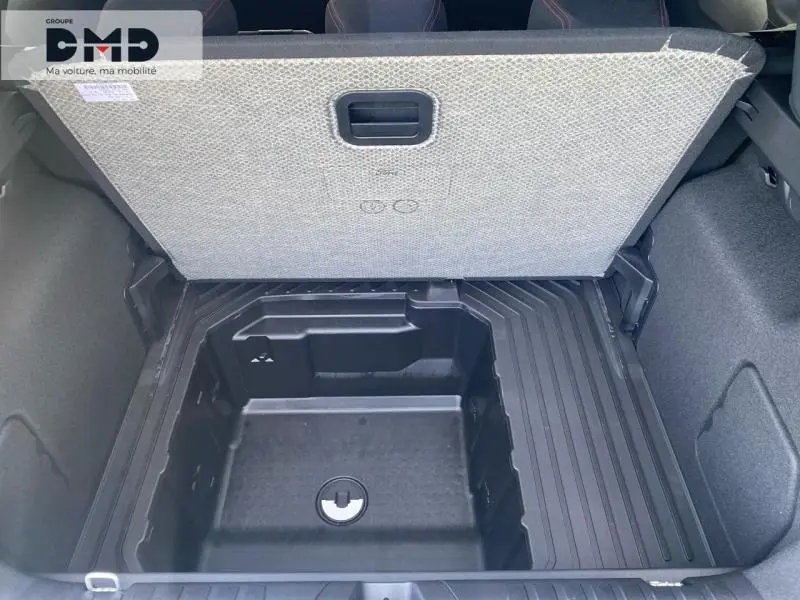 Coffre ouvert de Ford Puma noir Agate, vue plongeante sur compartiment de rangement sous plancher.